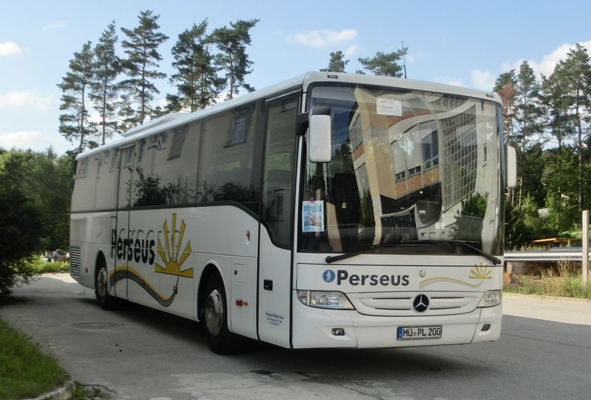 Mercedes-Benz Tourismo RH (Baujahr 2009) von Perseus-Reisen aus Neumarkt-St. Veit. 51 Schlafsessel (zus�tzl. 2 Reiseleitersitze m�glich) sind in diesem Hochboden-Kombibus verbaut, sein Antrieb besteht aus einem Reihensechszylinder von MB, Typ OM 457 hLA (BlueTec5), mit 260 kW (354 PS) und dem ebenfalls hauseigenen Schaltgetriebe GO 190-6.
Diese Aufnahme fertigte ich am 3. 8. 2014 auf Perseus' Abstellplatz in Waldkraiburg an.
