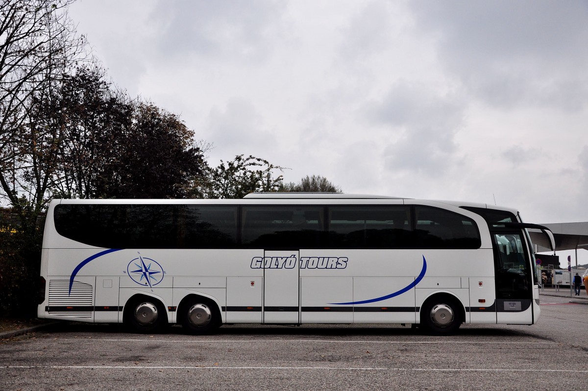 Mercedes Benz Travego aus Ungarn am 3.Okt.2014 in Krems.