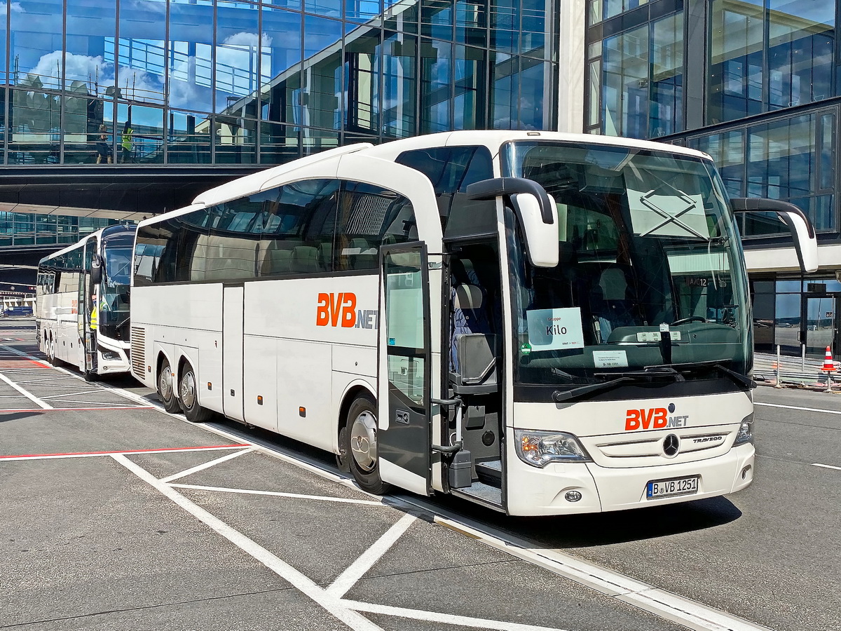 Mercedes Benz Travego M der Firma Bus Verkehr Berlin KG auf dem Geländes des BER am 20. August 2020