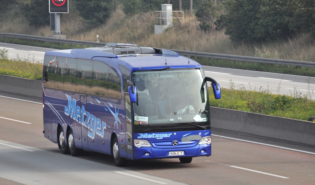 Mercedes Benz Travego von Metzger Reisen aus der BRD am 26.9.2013 auf der A5 beim Airport FRA/Main.