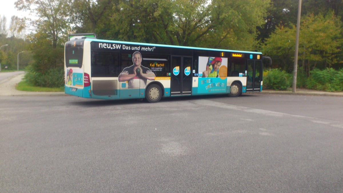 Mercedes Citaro  NB SW 540....und hier das neue Traffic Board des Citaro mit der Werbung für die Busschule die das unternehmen anbieten tut 
...und den Kugelstoßer Ralf Bartels der auf der hintere Partie des Wagens zu sehen ist 