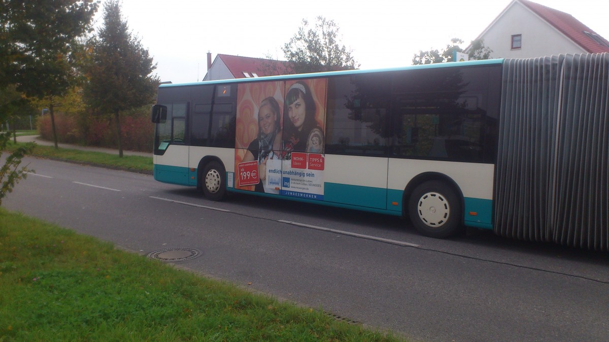 Mercedes Citaro  NB SW 560...das Traffic Board für die Neuwoges eine Wohnungsgesellschaft der Stadt wo für das junge wohnen beworben wird... die der Citaro seit seinem beschaffen im Fuhrpark  hat....am endhaltepunkt der Linie 2