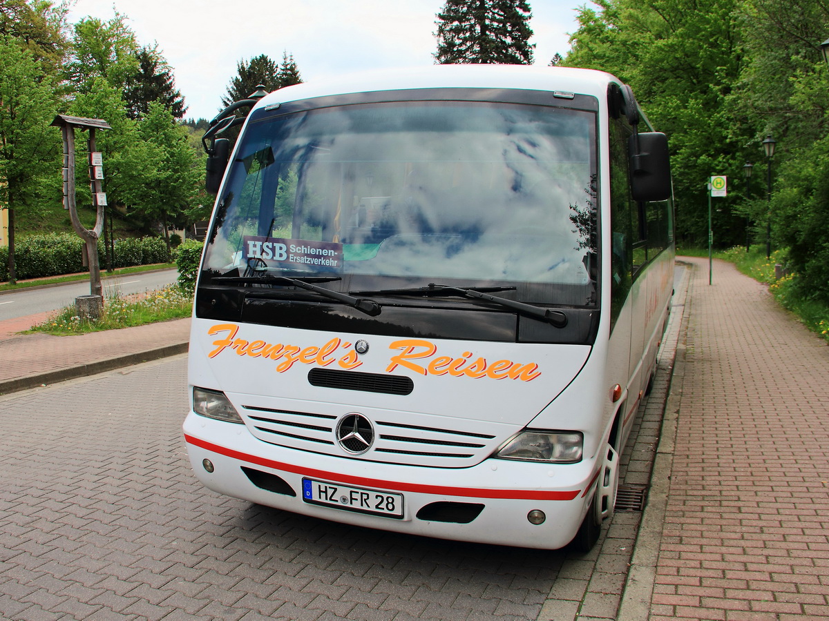 Mercedes Medio von Frenzel´s Reisen aus Deutschland in Harzgerode am 21. Mai 2017  t�tig f�r die HSB als Schienenersatzverkehr an der Haltestelle Alexisbad.