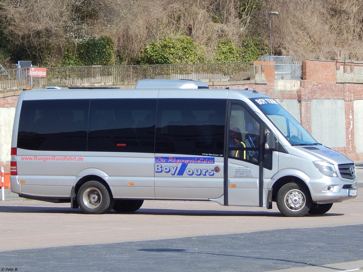 Mercedes Sprinter von BoyTours aus Deutschland im Stadthafen Sassnitz. 