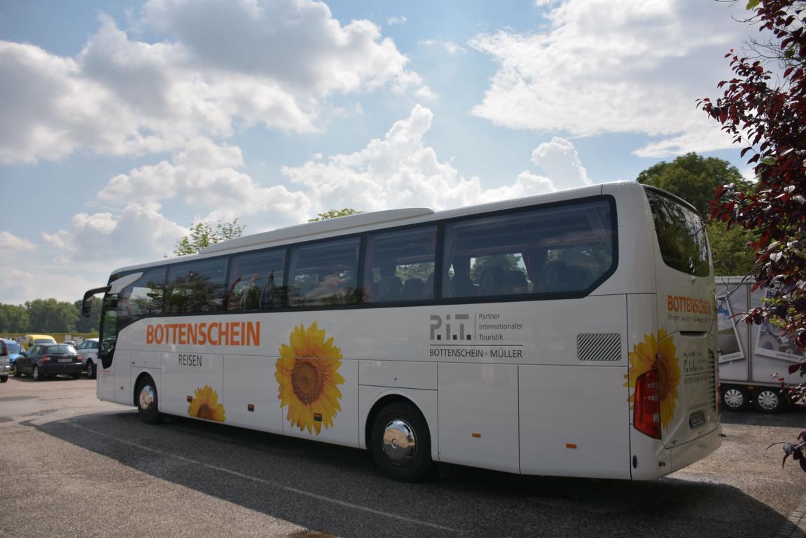 Mercedes Tourismo von Bottenschein Reisen aus der BRD 2018 in Krems gesehen.