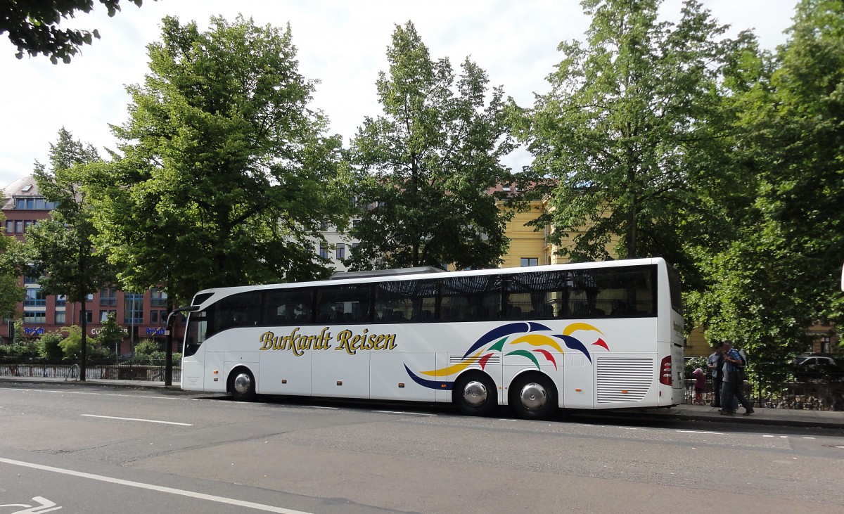 Mercedes Tourismo von Burkhardt Reisen aus der BRD beim Zoo in Leipzig am 29.Juli 2015 gesehen.