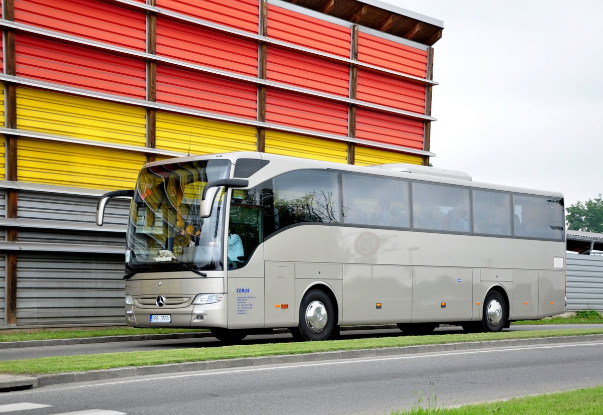 Mercedes Tourismo von CEBUS aus der CZ in Krems gesehen.