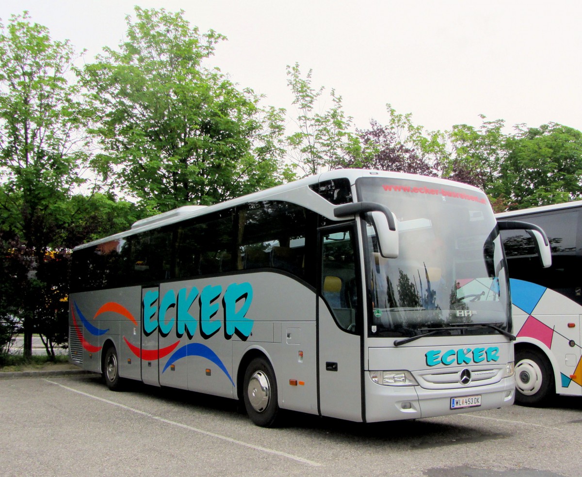 Mercedes Tourismo von Ecker Reisen Reisen aus �sterreich am 15.Mai 2014 in Krems gesehen.