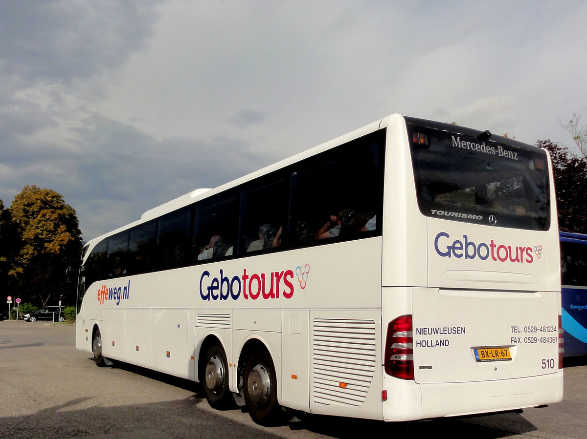 Mercedes Tourismo von effeweg.nl in Krems gesehen.