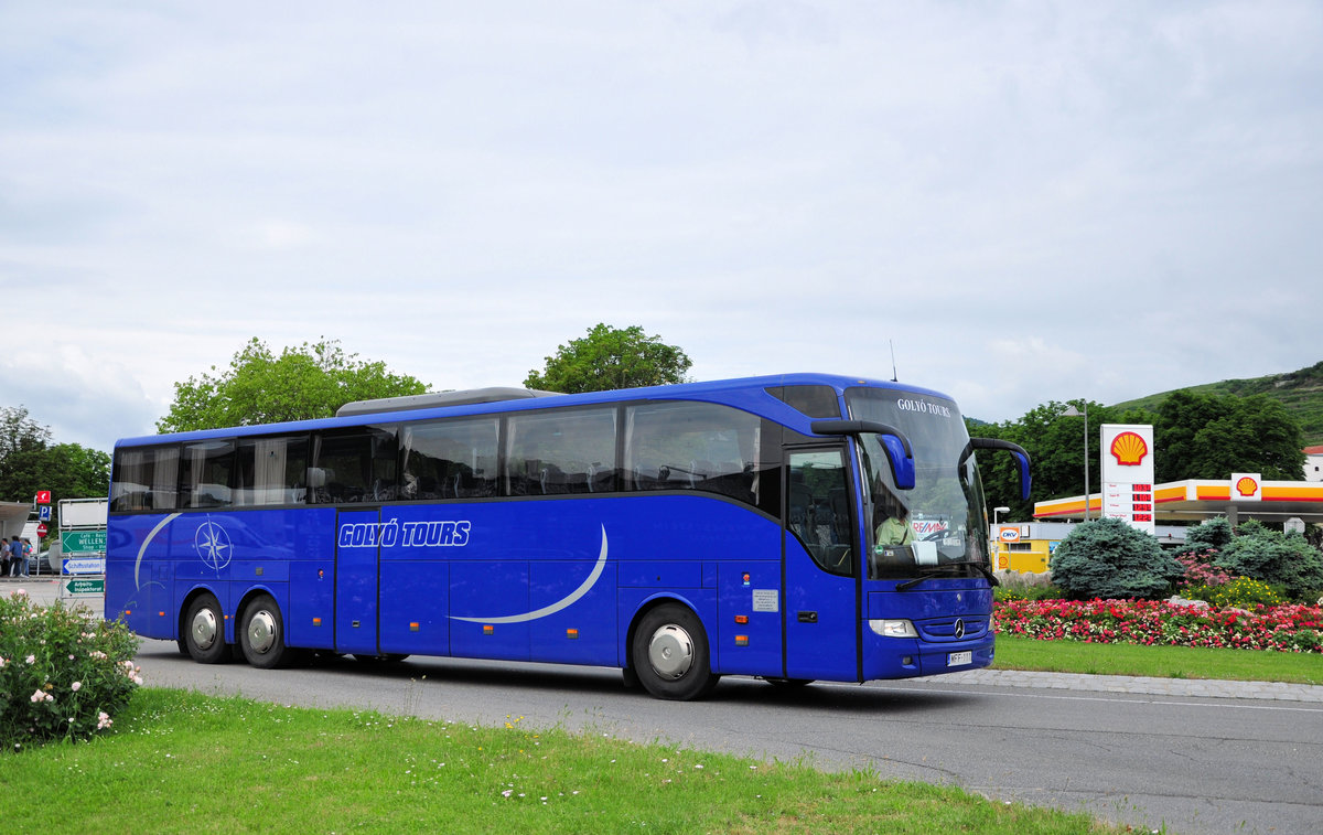 Mercedes Tourismo von Goly Tours aus Ungarn in Krems gesehen.