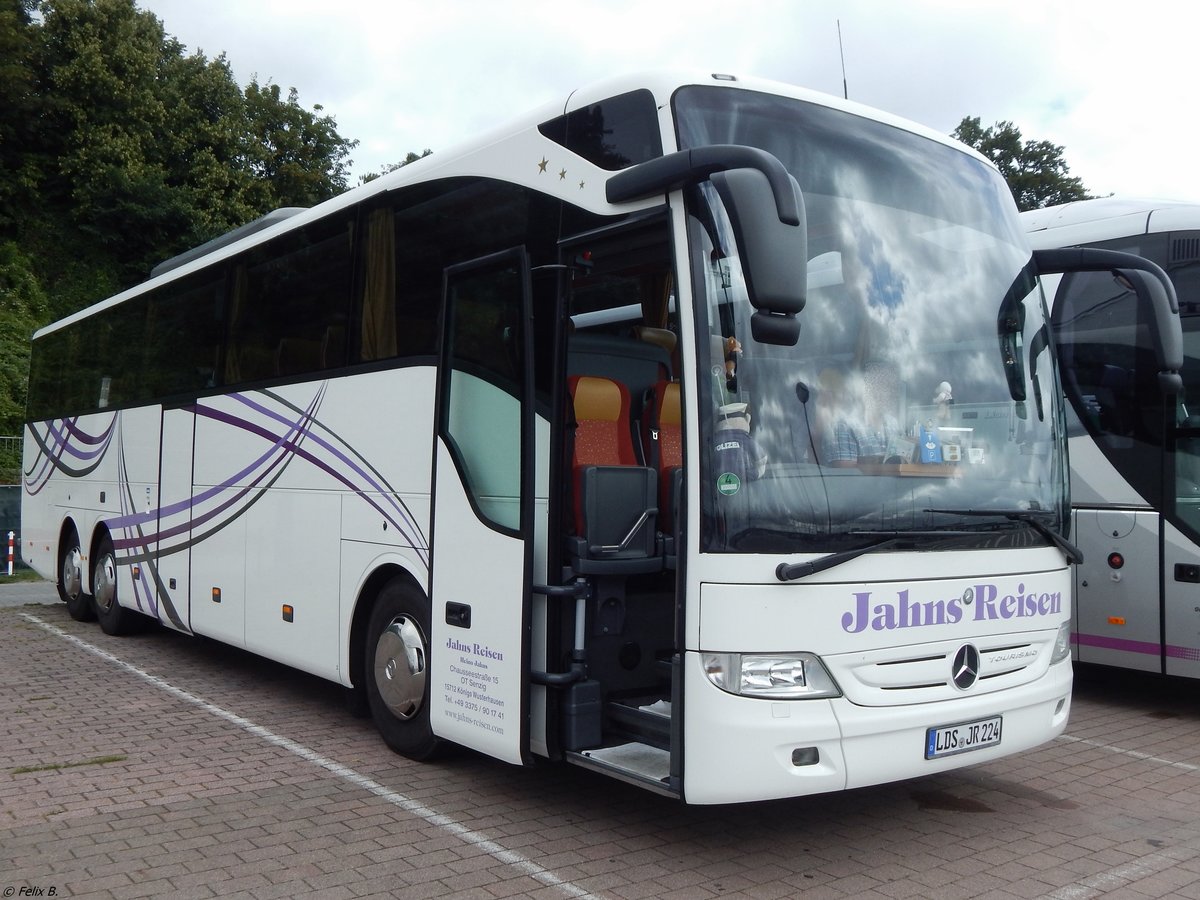 Mercedes Tourismo von Jahns Reisen aus Deutschland im Stadthafen Sassnitz.