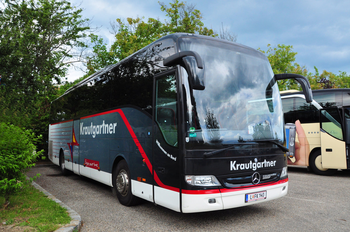 Mercedes Tourismo von Krautgartner Reisen aus �sterreich in Krems gesehen.