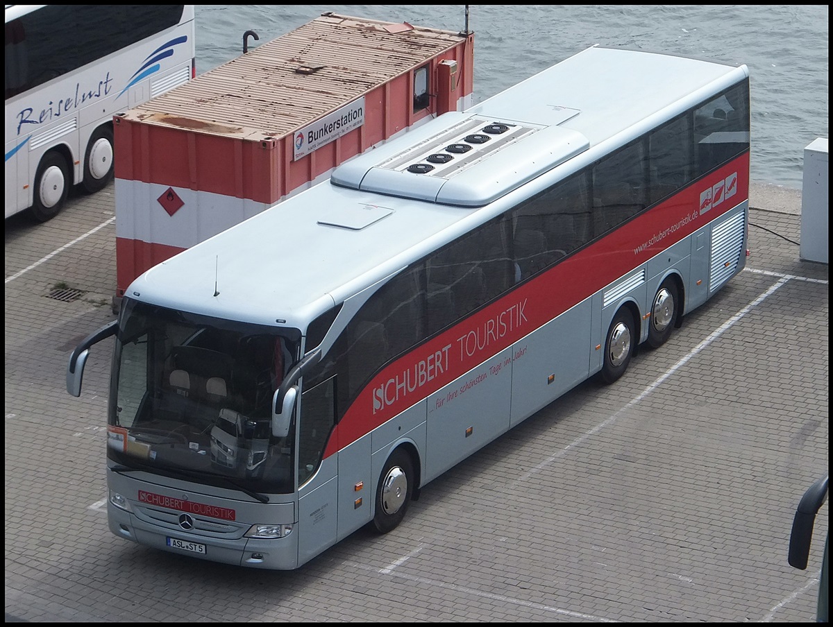 
Mercedes Tourismo von Schubert Touristik aus Deutschland im Stadthafen Sassnitz.