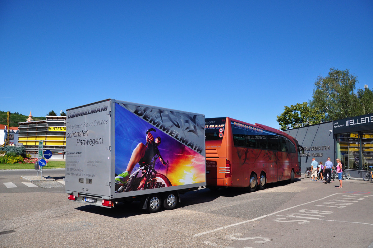 Mercedes Travego von Demmelmair Reisen aus der BRD mit Radanhnger in Krems gesehen.