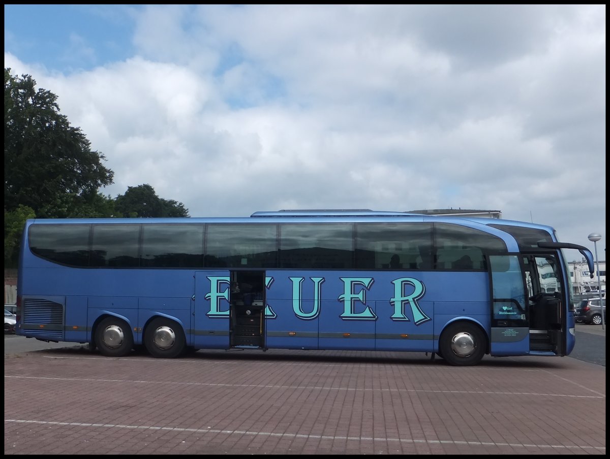 Mercedes Travego von Heuer aus Deutschland im Stadthafen Sassnitz.