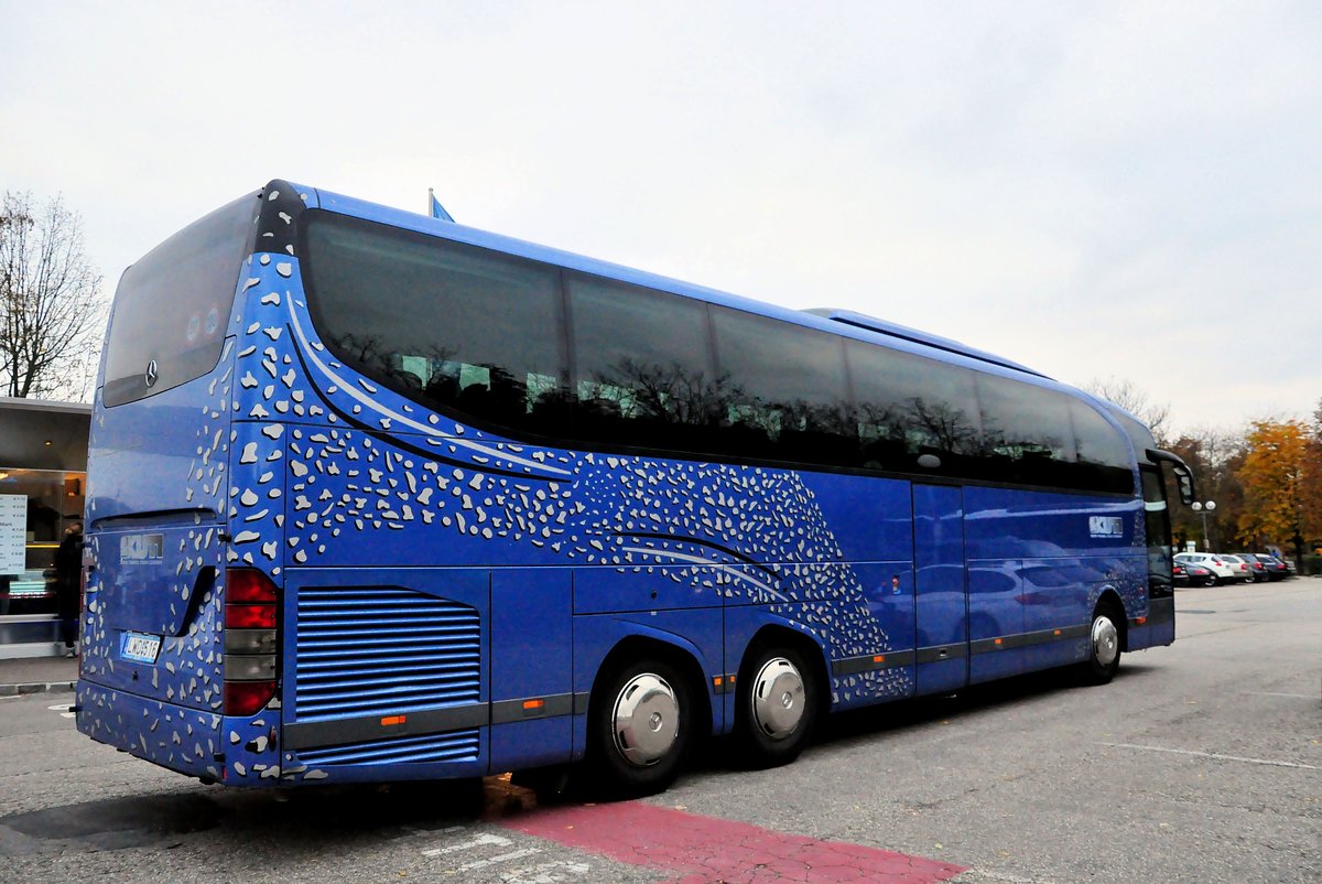 Mercedes Travego von Kuti Reisen aus Ungarn in Krems gesehen.