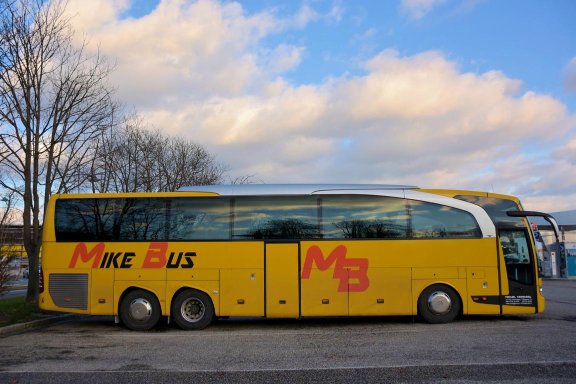 Mercedes Travego von Michael Weinhandl aus dem Burgenland/sterreich im Dez.2017 in Krems.