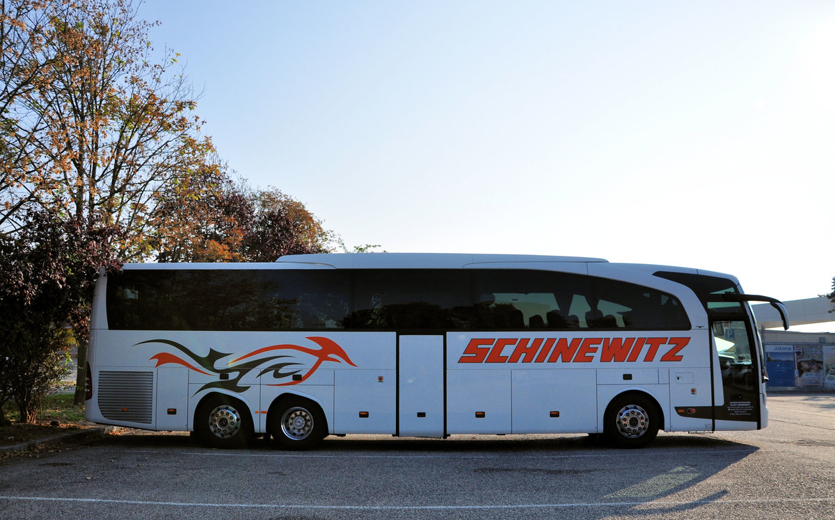 Mercedes Travego von Schinewitz Reisen aus sterreich in Krems.