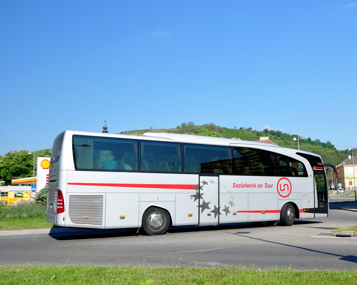 Mercedes Travego von  Sozialwerk on Tour- Younion  aus Obersterreich in Krems gesehen.