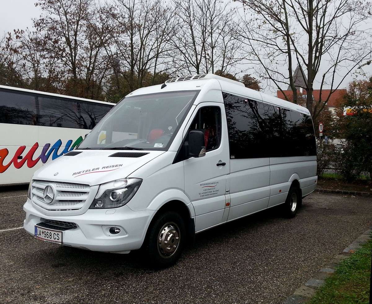 Merdedes Benz 519 Bluetec Sprinter von Rietzler Reisen aus �sterreich am 11.10.2014 in Krems.