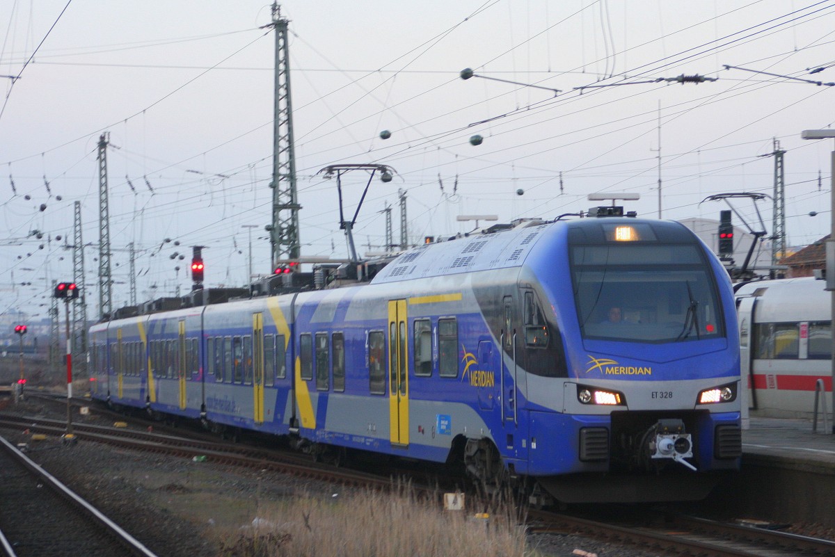 Meridian ET 328 (FLIRT III) am 14.12.2014 als Ersatzzug für die Nordbahn-Linie RB 61 bei Einfahrt in Hamburg-Altona