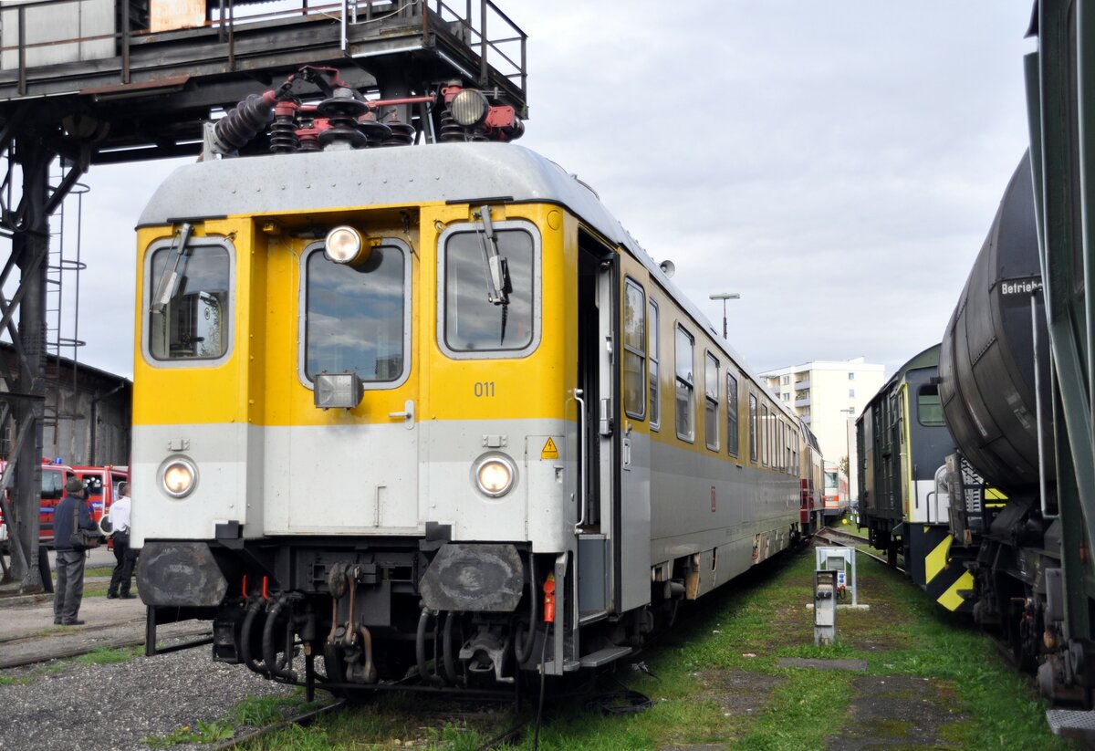 Messwagen für Stromspitze und Schall im Bahnpark Augsburg am 25.10.2009. Front- und Seitenansicht.
