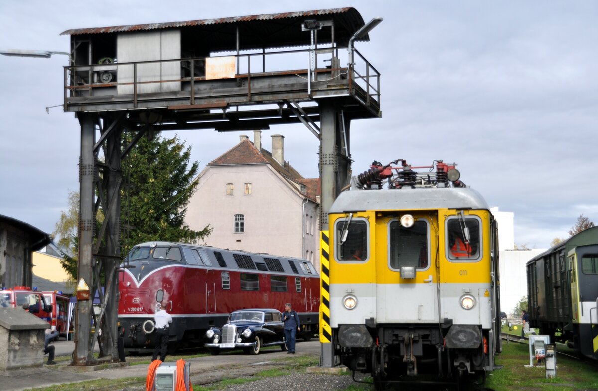 Messwagen für Stromspitze und Schall im Bahnpark Augsburg am 25.10.2009. Front und daneben V 200 017.