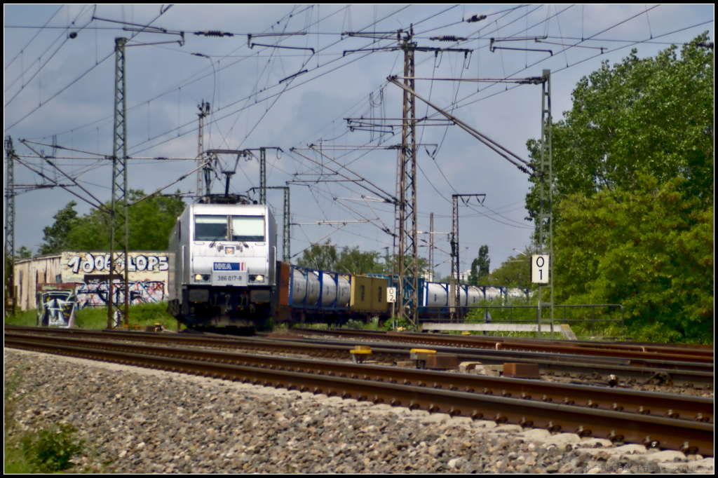 Metrans 386 017-8 kommt am 21.05.2016 mit einem Containerzug aus der Kreuzung Elbbr�cke in Magdeburg (NVR-Nummer 91 54 7386 017-8 CZ-MT)
