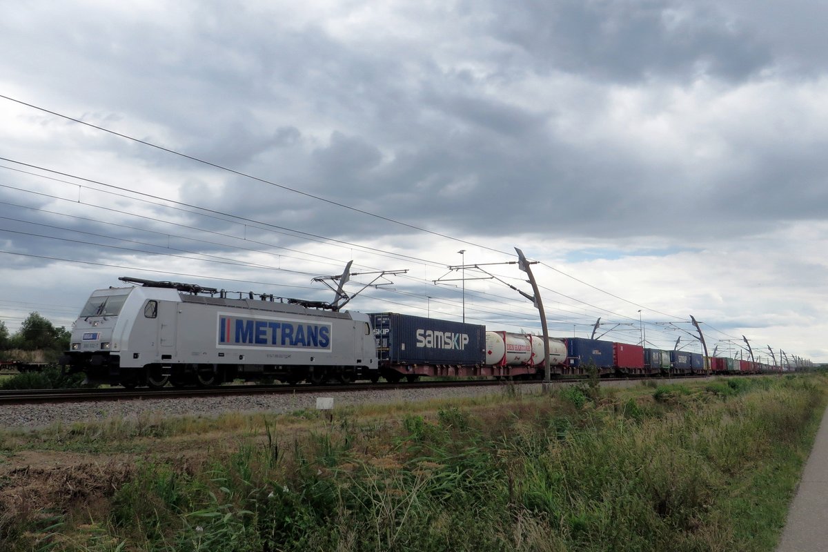 Metrans 386 032 durchfahrt Valburg am 29 Augustus 2020.