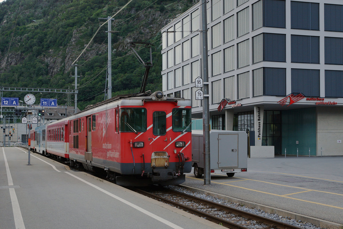 MGB: Bahnhof Brig mit Regionalzügen von Zermatt und nach Visp am späten Abend des 19. Juni 2016.
Foto: Walter Ruetsch