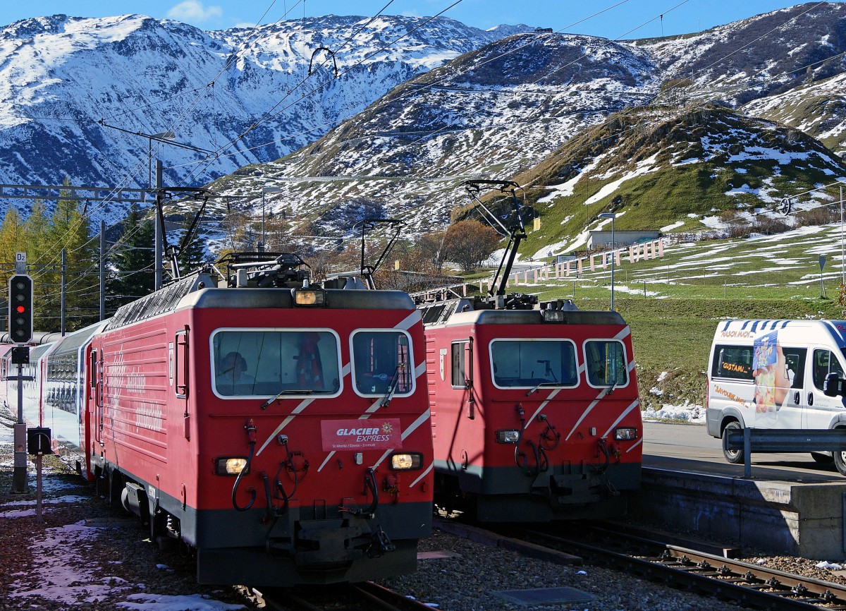 MGB: Der GLACIER EXPRESS von Brig herkommend anlässlich einer Begegnung mit einem Autozug in Realp. Die Zufallsaufnahme der beiden HGe 4/4 ll ist am 26. Oktober 2014 aus dem fahrenden Regionalzug entstanden.
Foto: Walter Ruetsch