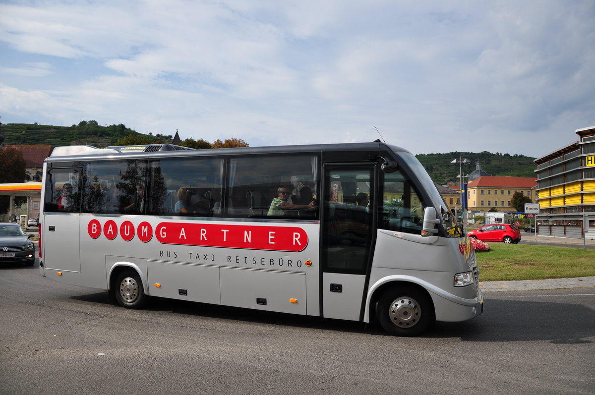 Midi Bus IVECO Daily 3.0 von Baumgartner Reisen aus �sterreich in Krems gesehen.