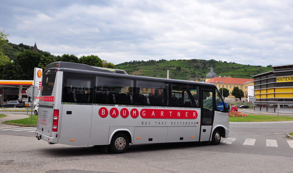 Midibus IVECO 70C17 vom Reiseb�ro BAUMGARTNER aus Ober�sterreich in Krems gesehen.