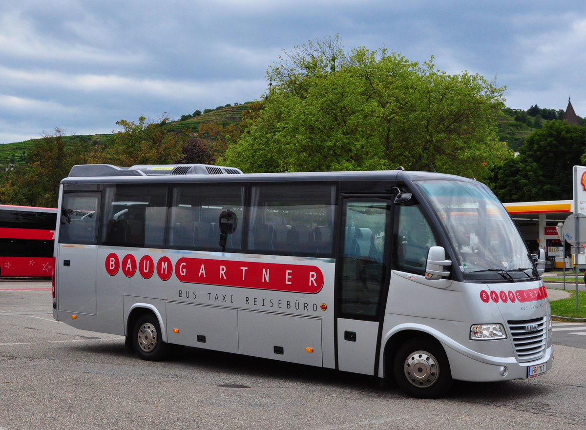 Midibus IVECO 70C17 vom Reiseb�ro BAUMGARTNER aus Ober�sterreich in Krems gesehen.