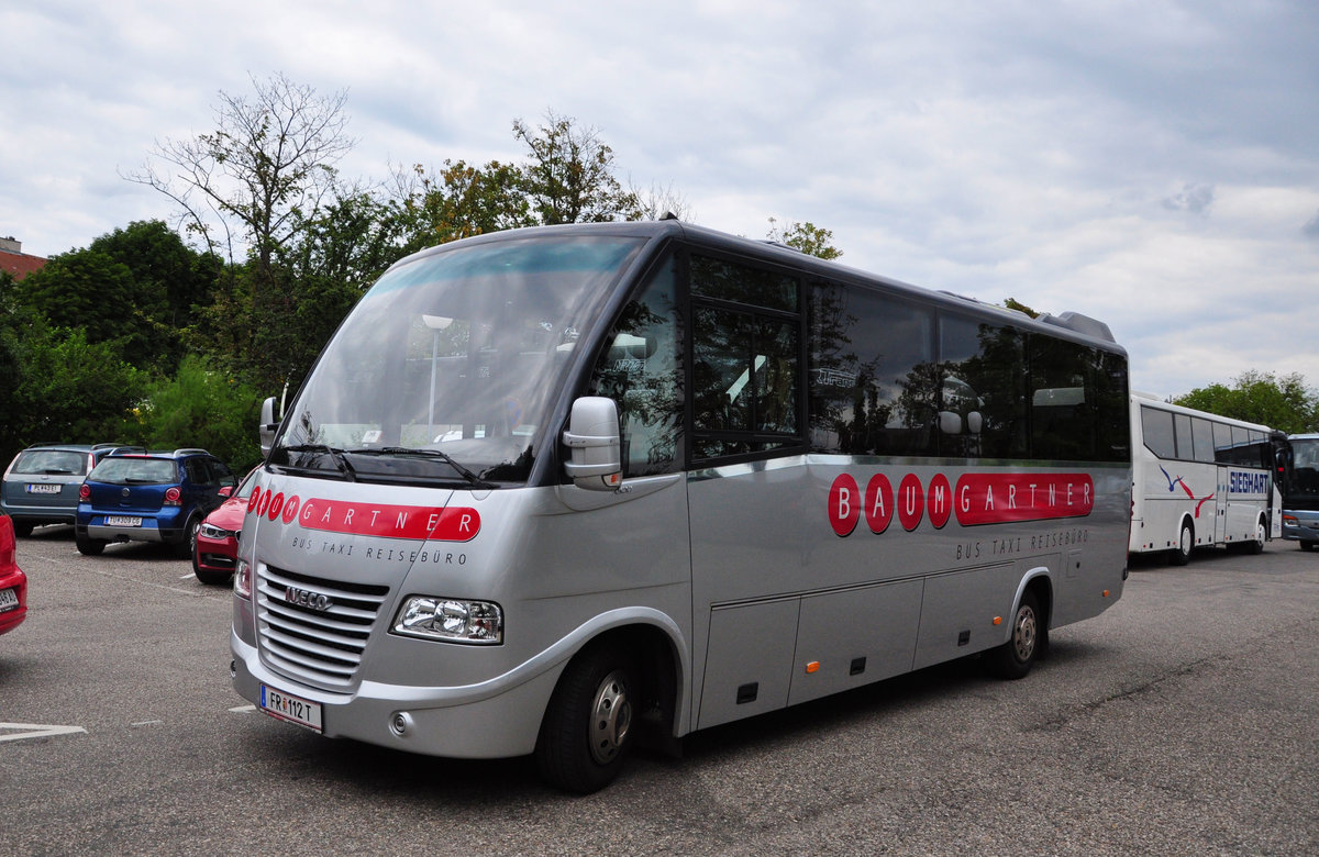 Midibus IVECO 70C17 vom Reiseb�ro BAUMGARTNER aus Ober�sterreich in Krems gesehen.