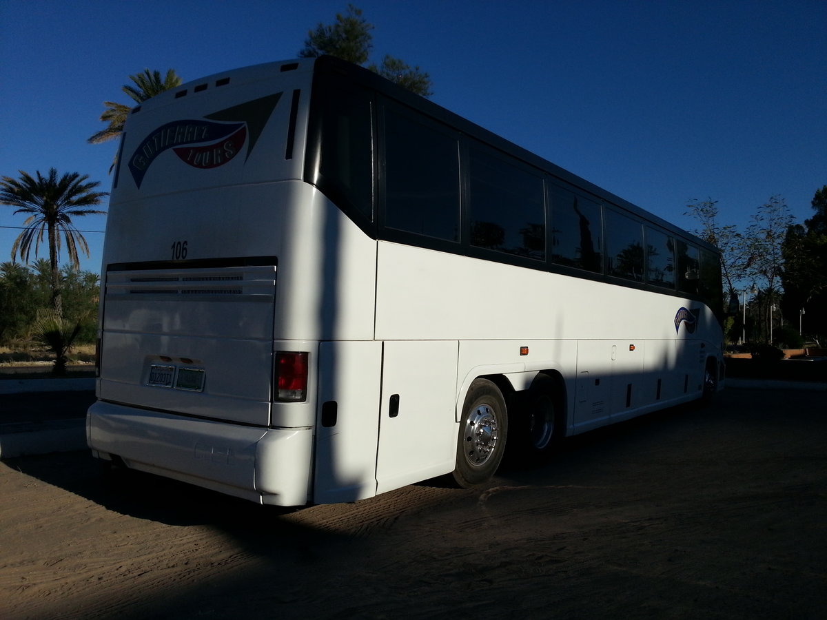 Mir unbekannter Bus von Gutierrez Tours,unterwegs mit amerikanischen Touristen auf der Route Nr.1 in der Baja California Sur in Mexico,M�rz 2016