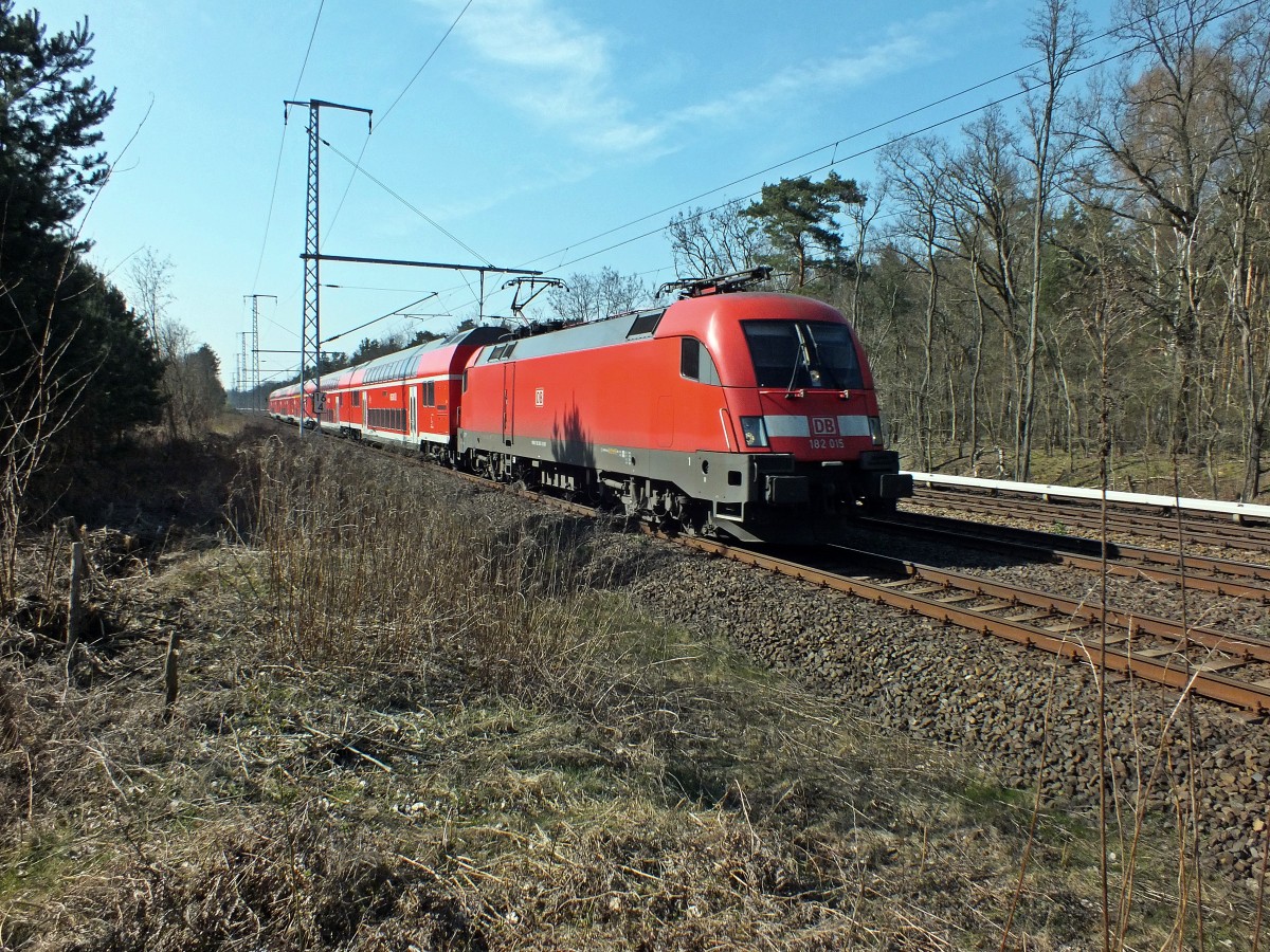 Mit 182 015 sind mir alle 15 Cottbuser 182er mindestens einmal vor die Linse gefahren. Hier ist sie am 30.3.14 bei Firedrichshagen unterwegs.