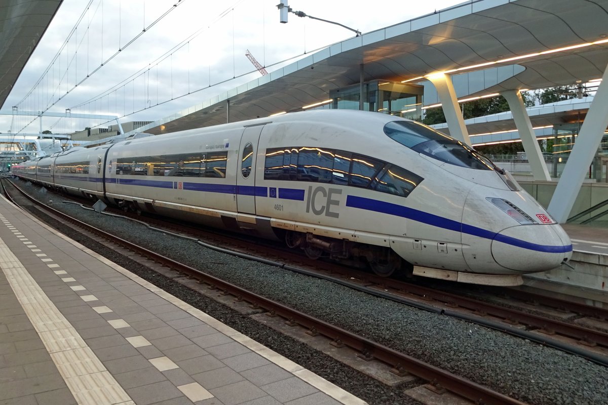 Mit 40 Minuten Verspätung ist 406 001 in Arnhem Centraal eingetroffen am 15 Juli 2019. 