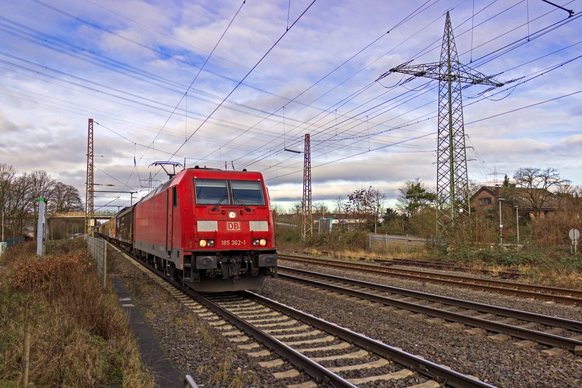 Mit einem aus Schiebewandwagen gebildeten G�terzug passiert 185 362 das nicht mehr genutzte Stellwerk des Bahnhofs Ratingen-Lintorf.