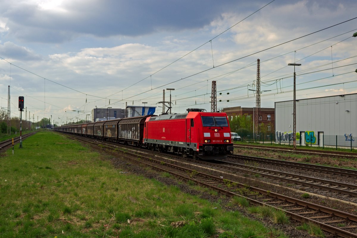 Mit einem aus Schiebewandwagen gebildeten Ganzzug durchf�hrt 185 232 am 14.04.2022 den Bahnhof Hilden in Richtung Opladen und K�ln.