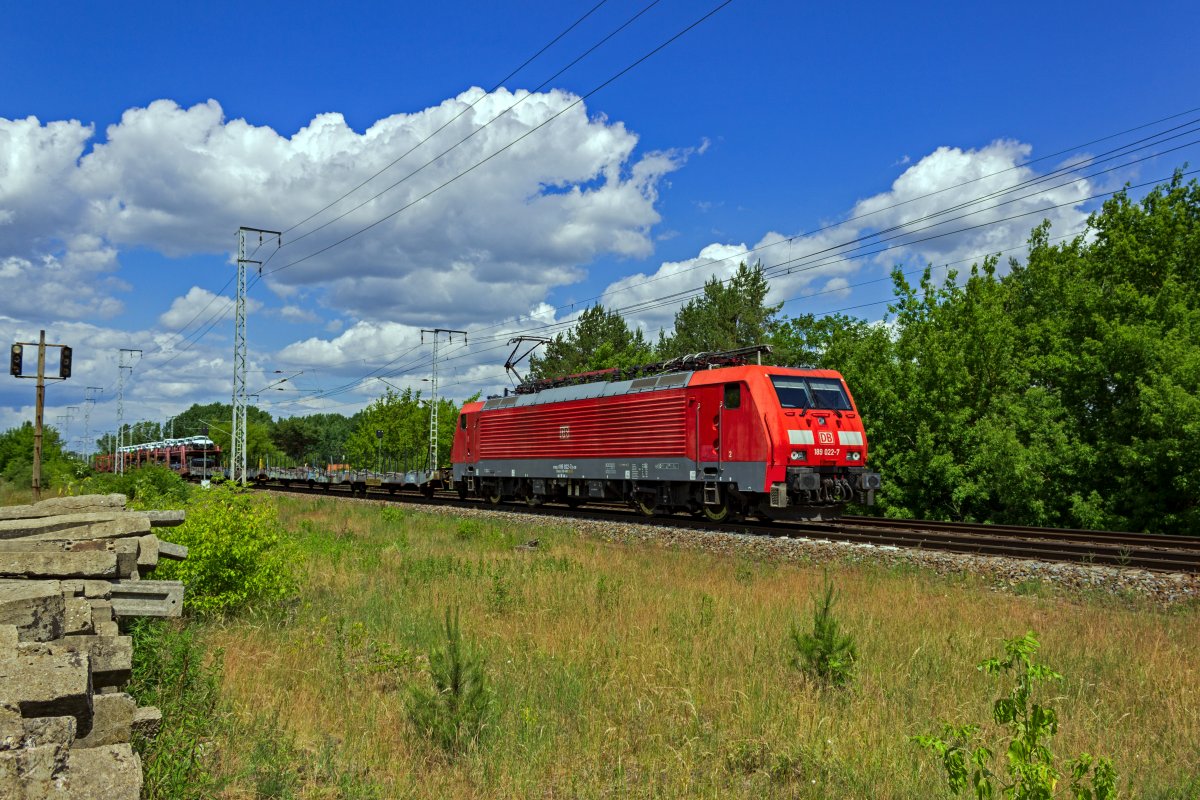Mit einem Ganzzug aus Autotransportwagen und der entsprechend wertvollen Fracht war 189 022 am 13.06.22 auf dem Berliner Au�enring in Richtung S�den unterwegs.