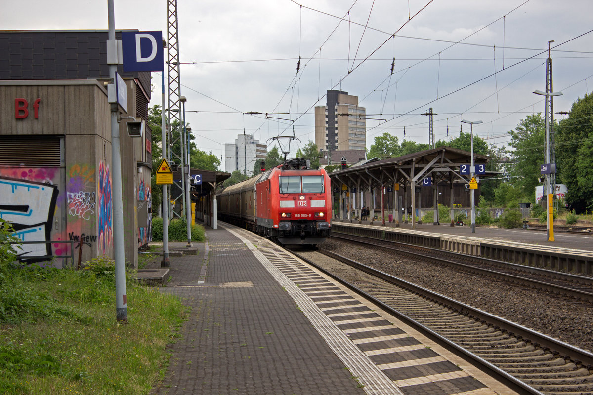 Mit einem G�terzug durchf�hrt 185 085 am 13.06.17 den Bahnhof Bonn-Beuel.
