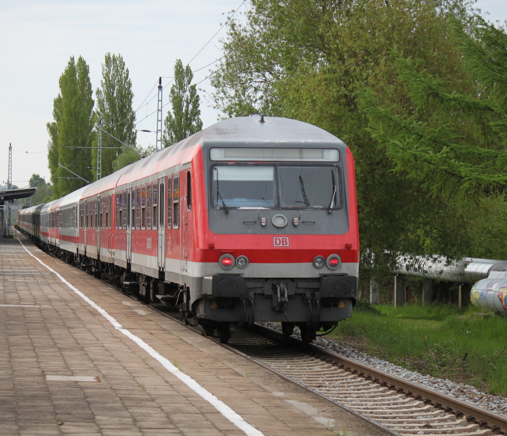 Mit einem Halberstdter Steuerwagen am Ende war der Sonderzug 13290 von Warnemnde nach Berlin-Zoo unterwegs gegen 08:25 Uhr war am 12.05.2015 die Durchfahrt im Haltepunkt Rostock-Holbeinplatz.