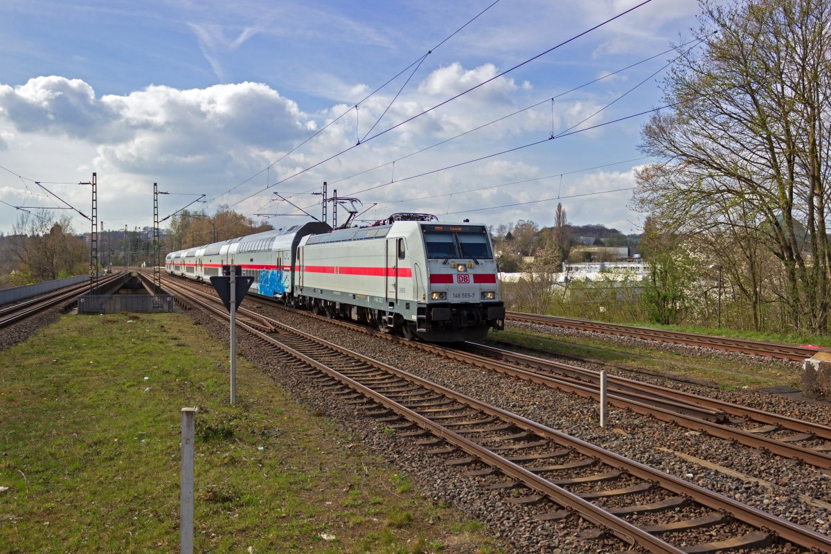 Mit einem IC in Richtung Leipzig �berquert 146 565 am 03.04.21 das Sonnborner Autobahnkreuz.