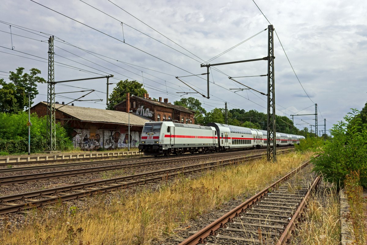 Mit einem InterCity in Richtung Hannover durchf�hrt 146 552 Niederndodeleben.