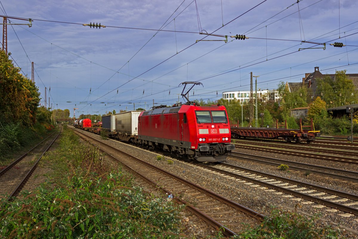 Mit einem kurzen gemischten G�terzug rollt 185 007 am 27.10.22 durch D�sseldorf-Rath.