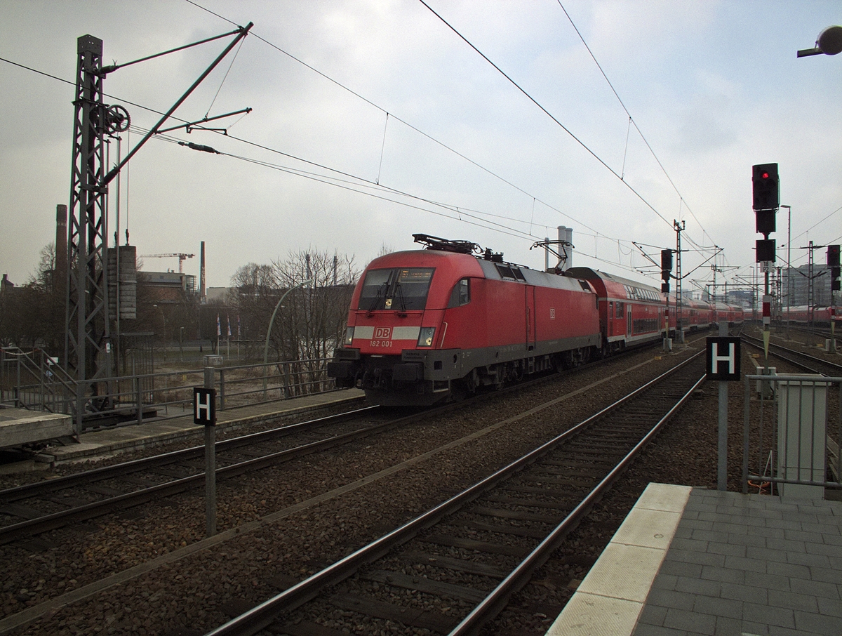 Mit einem RE1 nach Frankfurt am Haken erreicht 182 001 am 6.3.14 Berlin Ostbahnhof.