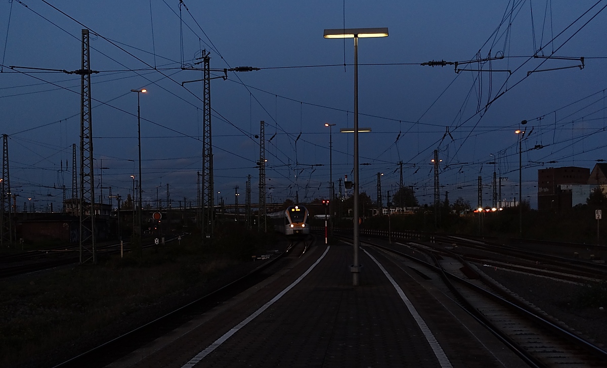 Mit den Eurobahn-Stadler FLIRT und dem RE 13 (Hamm (Westfalen) - Venlo/Niederlande) unterwegs: Ein unbekannter ET 7 trifft am Abend des 12.11.2019 in Neuss Hbf. ein