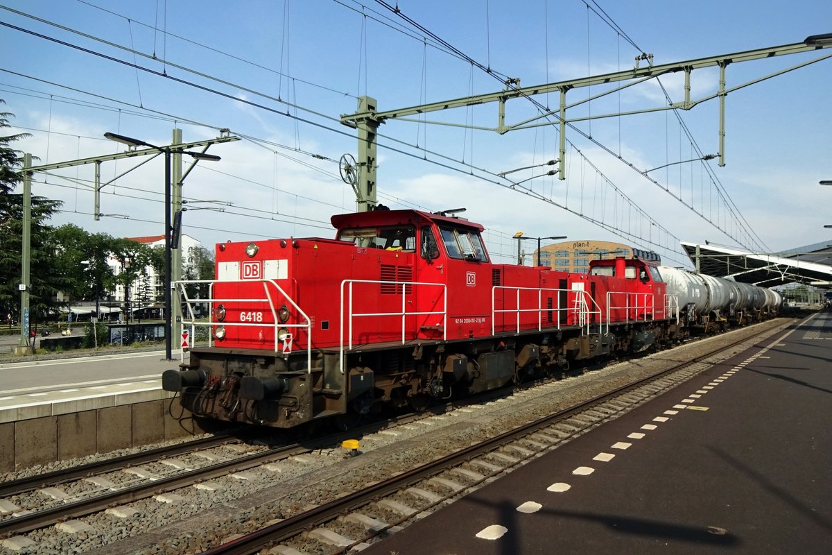 Mit fnf Kesselwagen mit Methanol steht 6418 am 10 Augustus 2020 in Tilburg.