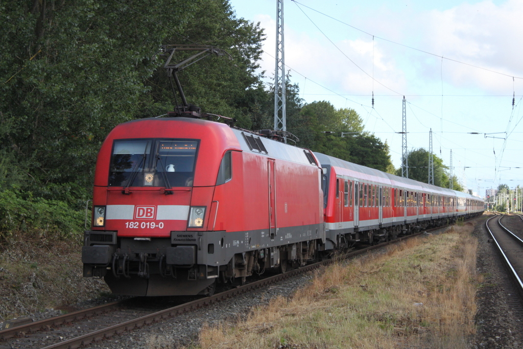 Mit Kaffeekanne an Bord passierte 182 019 mit RE 13292 von Warnem�nde nach Berlin-Ostbahnhof den Haltepunkt Rostock-Bramow am Morgen des 06.08.2017